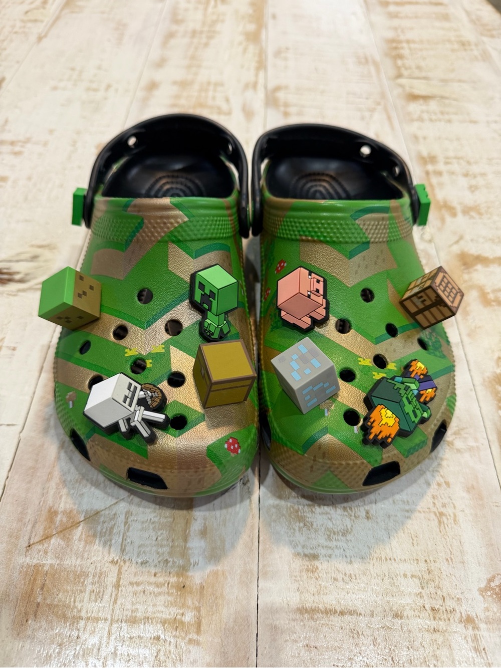 CROCS Minecraft Gamer Clogs Green Camo Slip-On with Gamer Jibbitz M4 W6